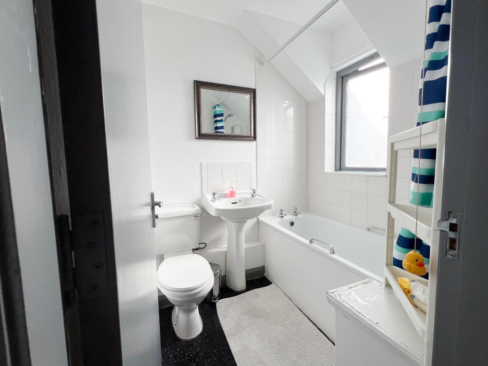 Well-Equipped 4 Bedroom House Close To City Centre Leeds  Luaran gambar